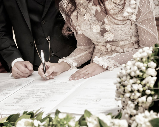 A new couple signs the marriage certificate - guide everything about the marriage certificate.