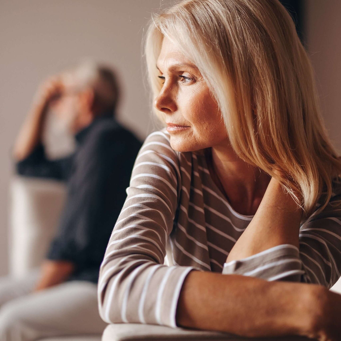 Have divorce certificate translated: A woman and a man look thoughtfully into the void