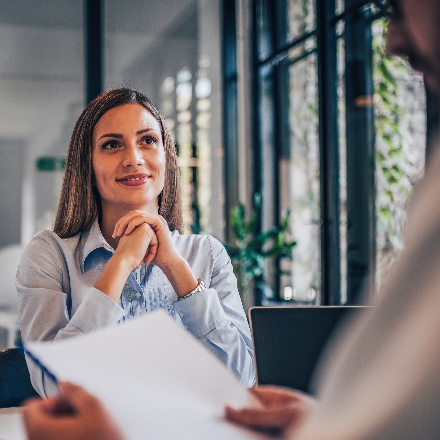 Have your resume translated: A young woman in a job interview