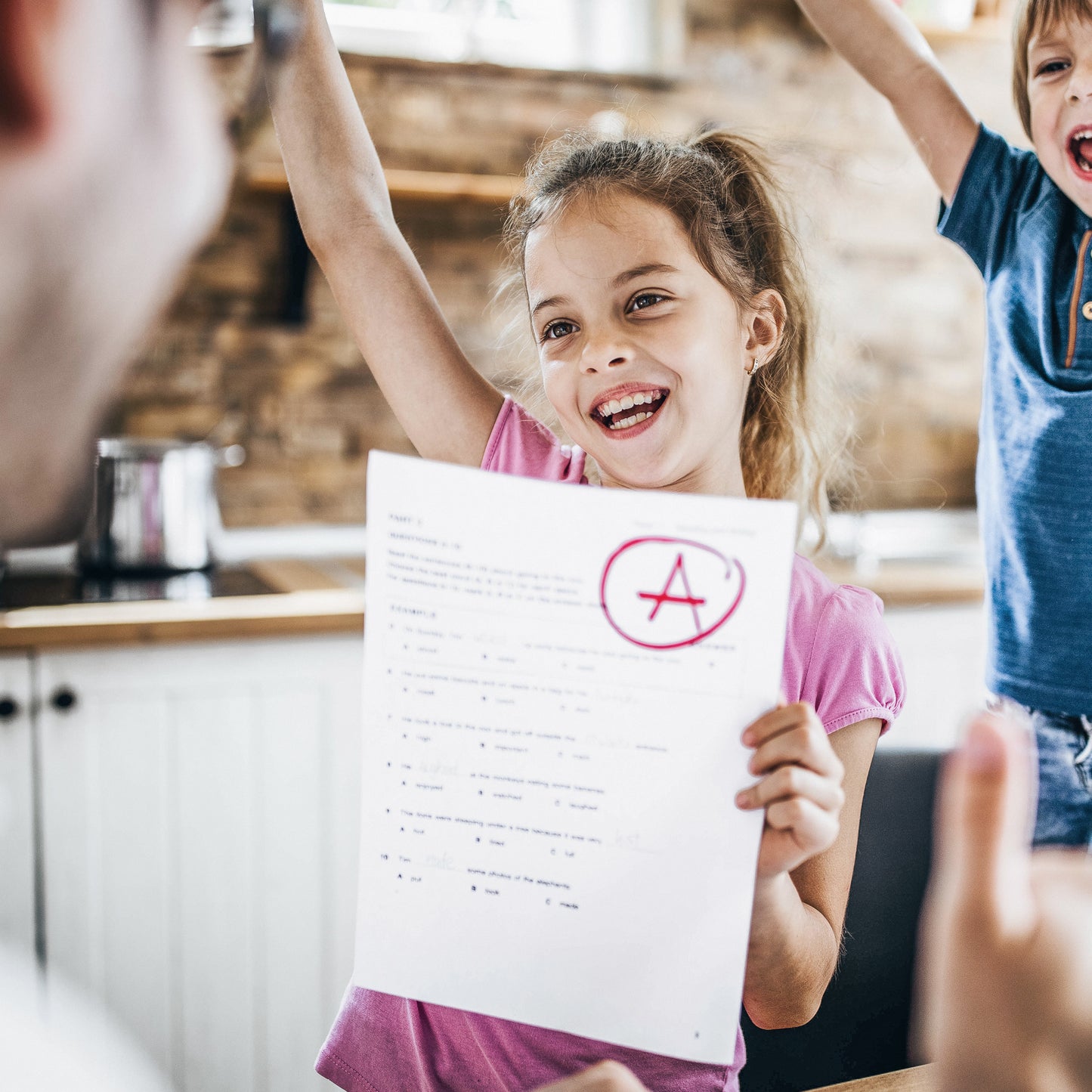 Have school report translated: A girl is happy about a very good grade on her school report card