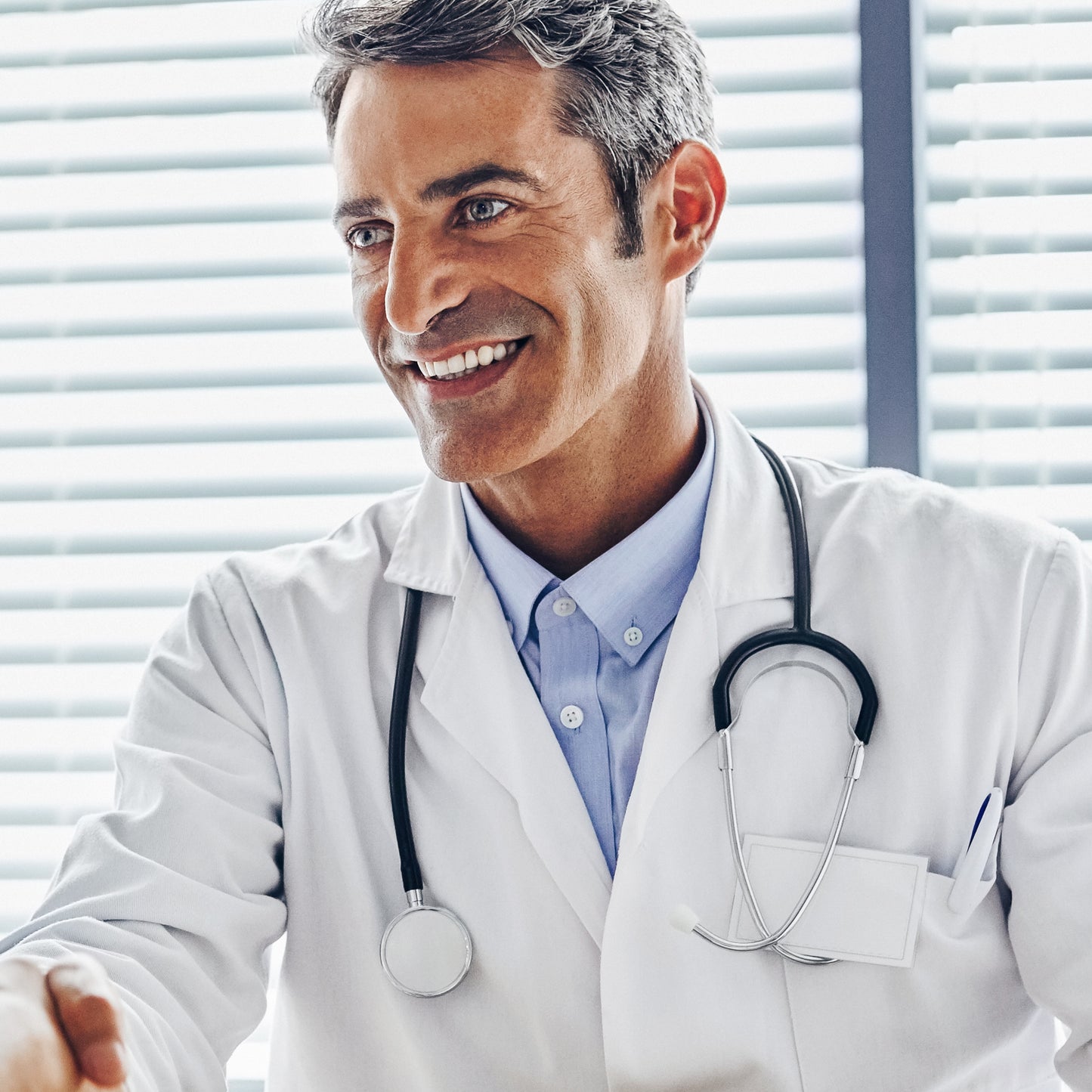 Have medical document translated: A doctor with stethoscope talking to a patient